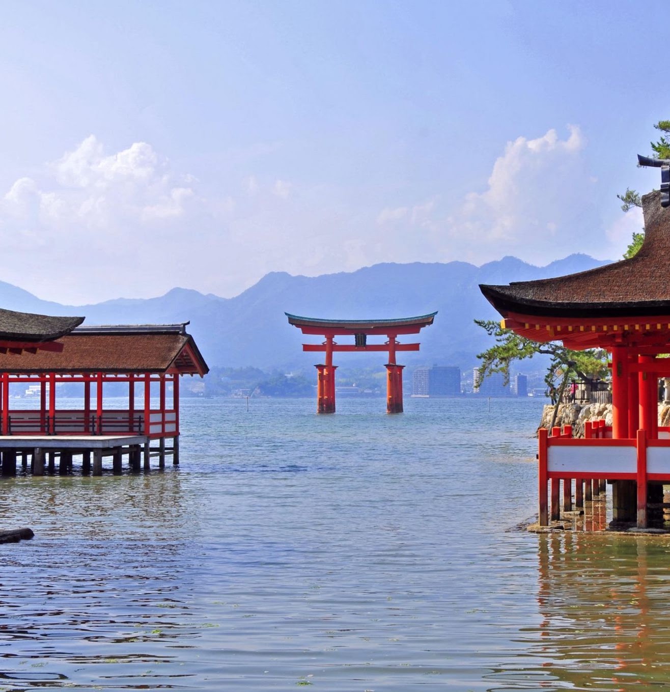 Cổng torii nổi trên mặt nước của Đền Itsukushima trên đảo Miyajima, Hiroshima, vùng Setouchi, Nhật Bản